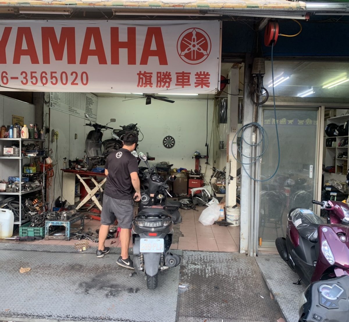 旗勝車業人員與機車