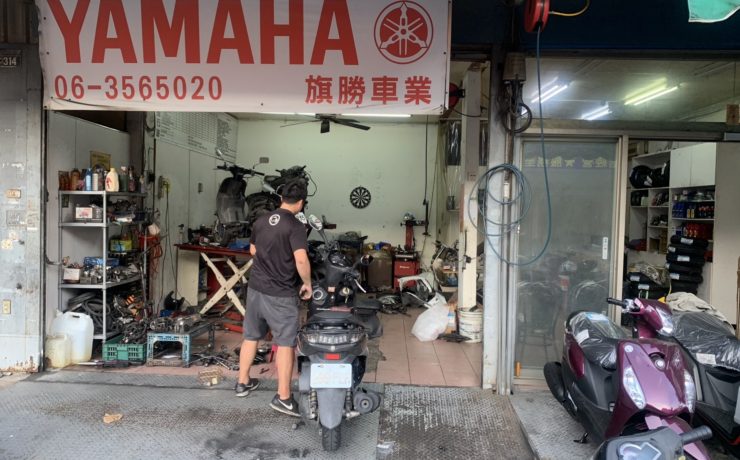 旗勝車業人員與機車
